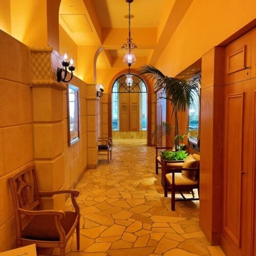 プールエリアにつながる廊下