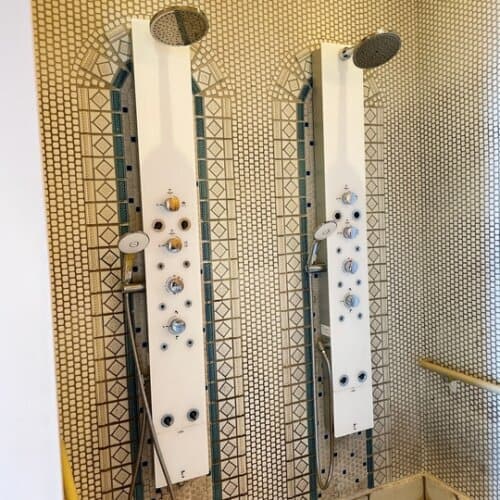 プールエリアのシャワー