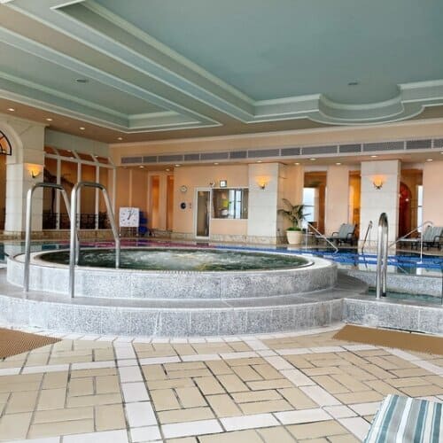 プールエリア中央にあるジャグジー