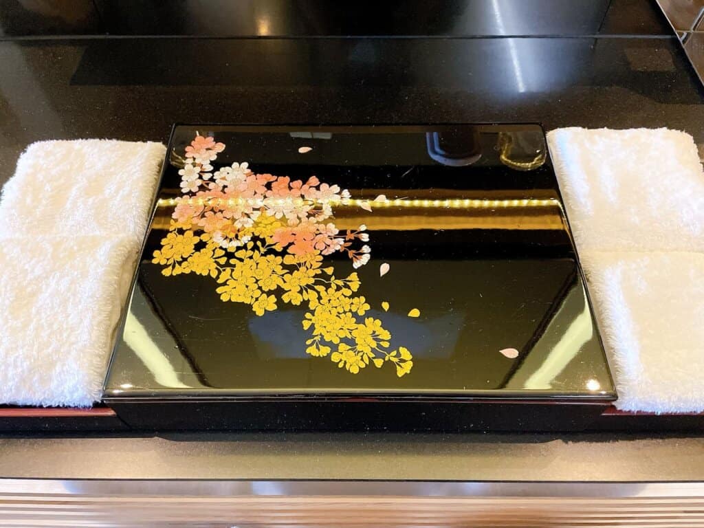 基礎アメニティの入った漆塗りの箱 