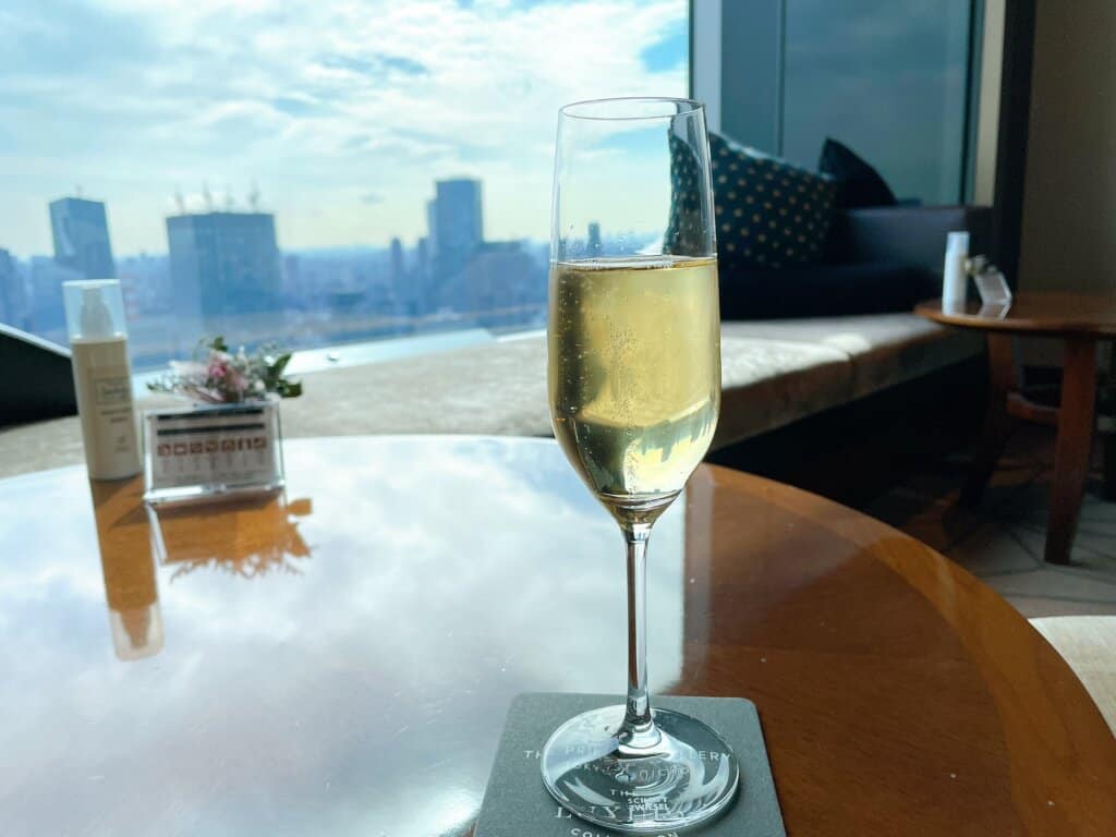 シャンパンを飲みながらチェックイン