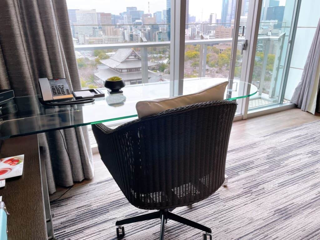 ワーキングデスクとチェア