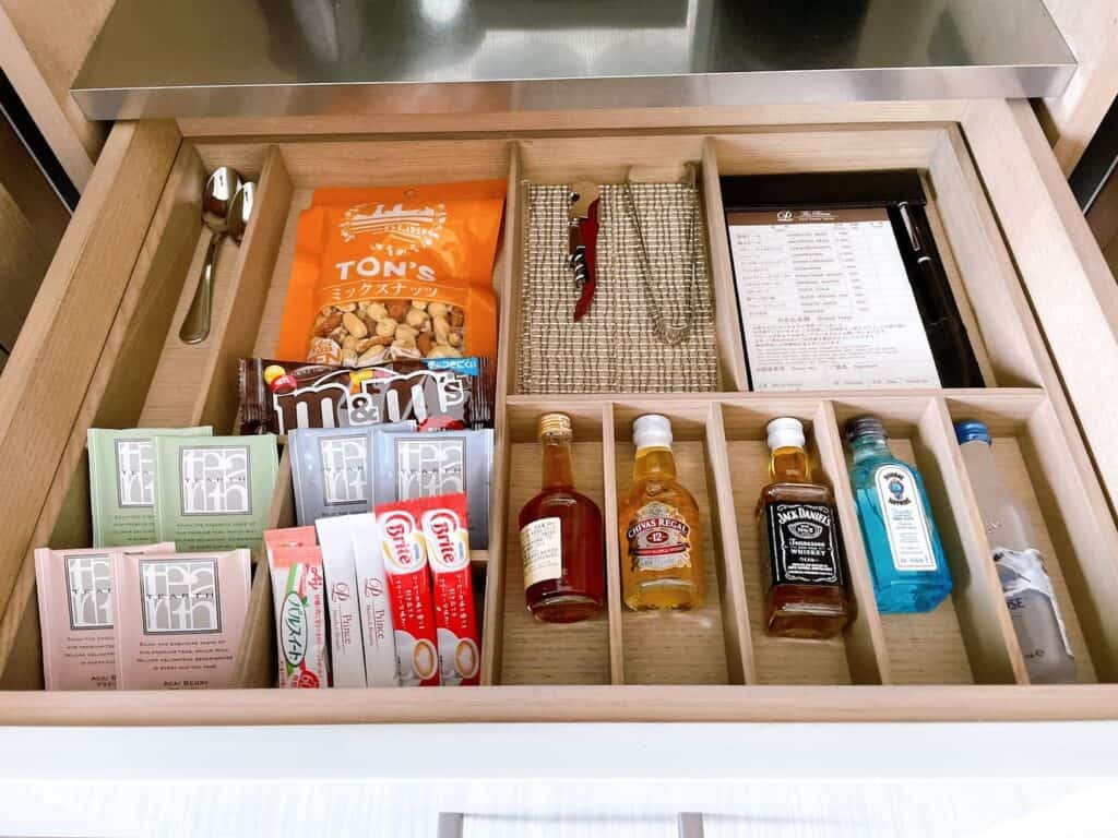 引き出しの中に収納されているスナック類やリキュール類