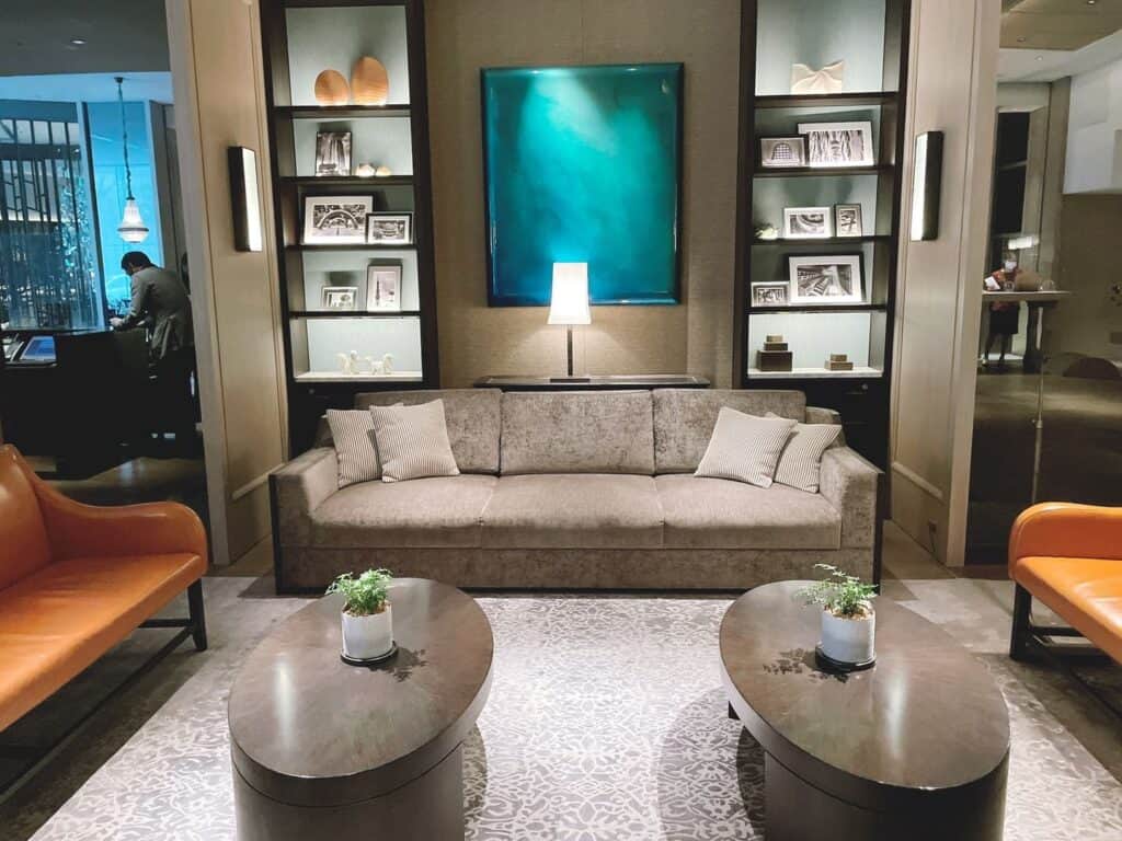 ロビーのソファー