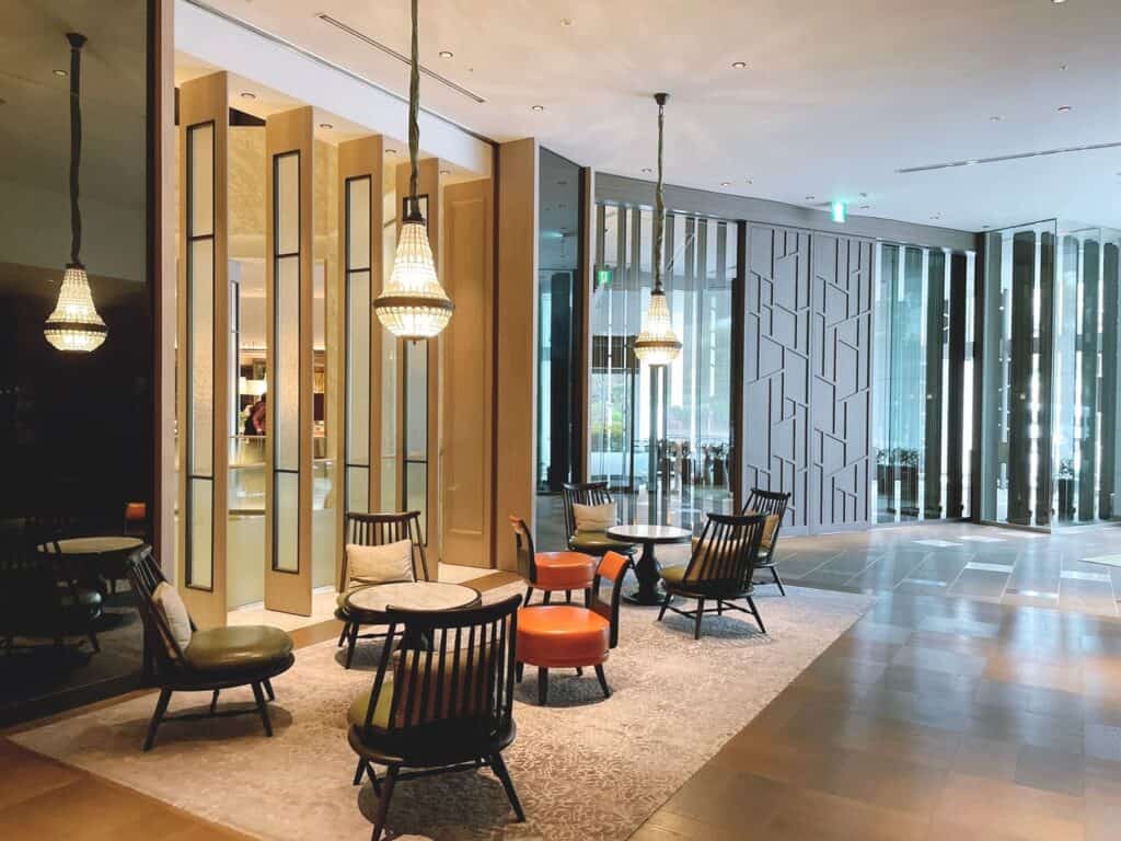 ロビーのテーブル席