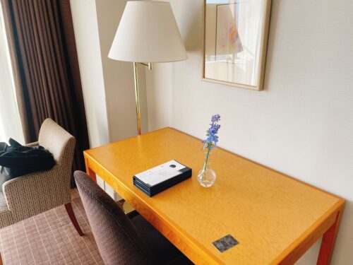 ワーキングデスクとテーブル