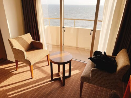 一人がけ用の椅子と小さいテーブル