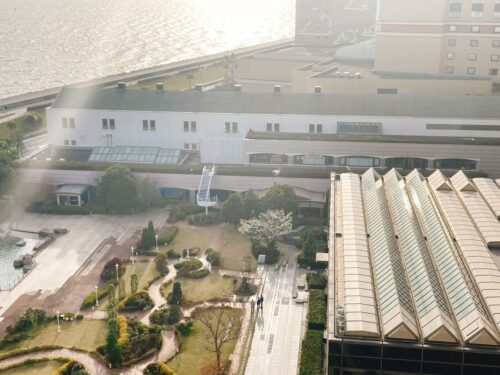 室内プールやゲームセンターの外観