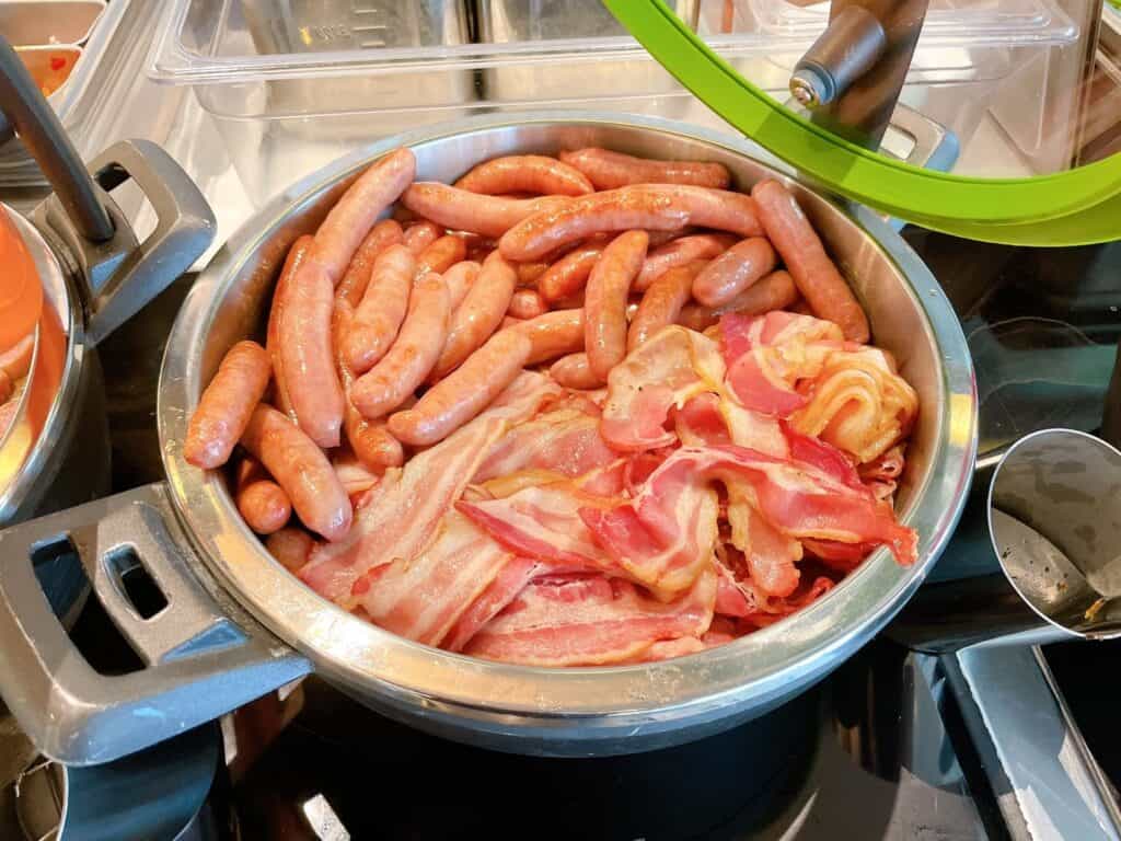 ソーセージと厚切りベーコン