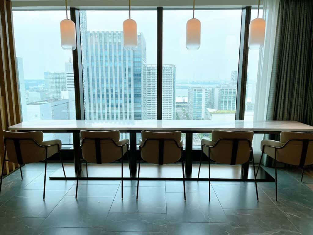 外に面したテーブル席