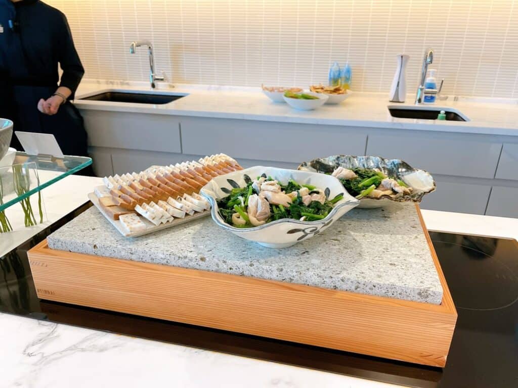 ほうれん草と鶏肉のおひたし、かまぼこのような魚の練り物
