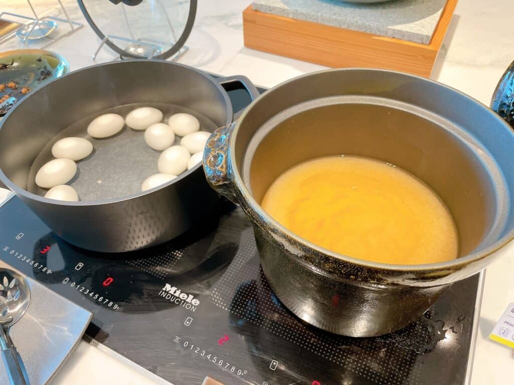 ゆで卵に味噌汁