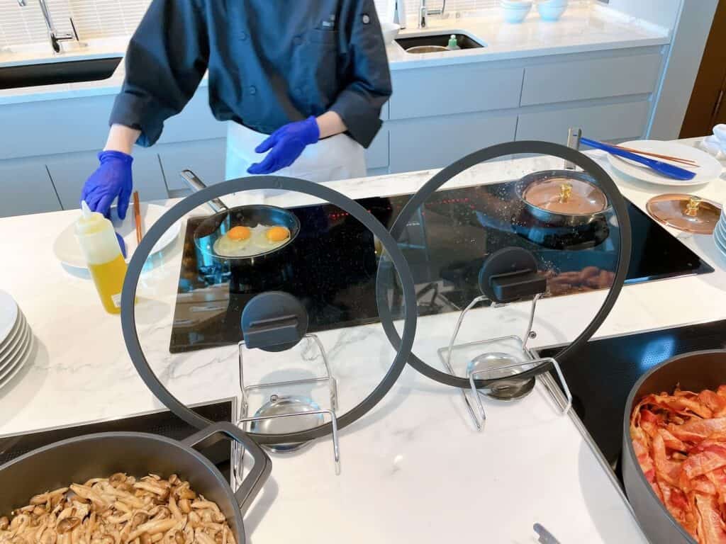 卵料理を調理している様子