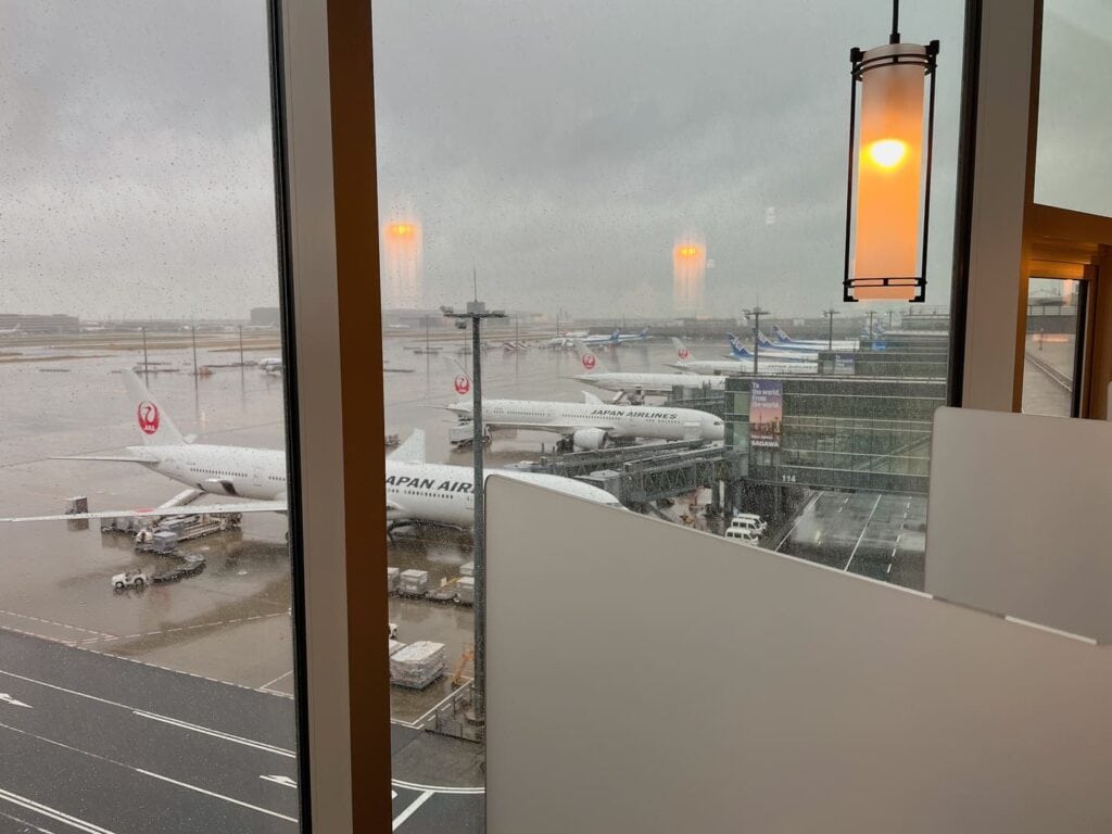 羽田空港国際線JALサクララウンジの窓側の座席