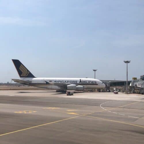 貨物を下ろしているシンガポール航空A380の機材