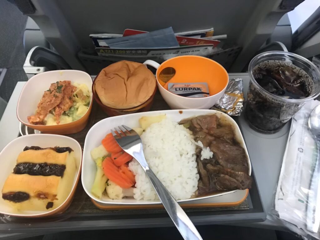 2024年版】エバー航空の機内食はまずい？エコノミー・ビジネスクラス