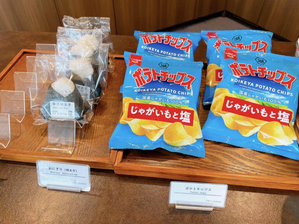 明太子おにぎりとポテトチップス