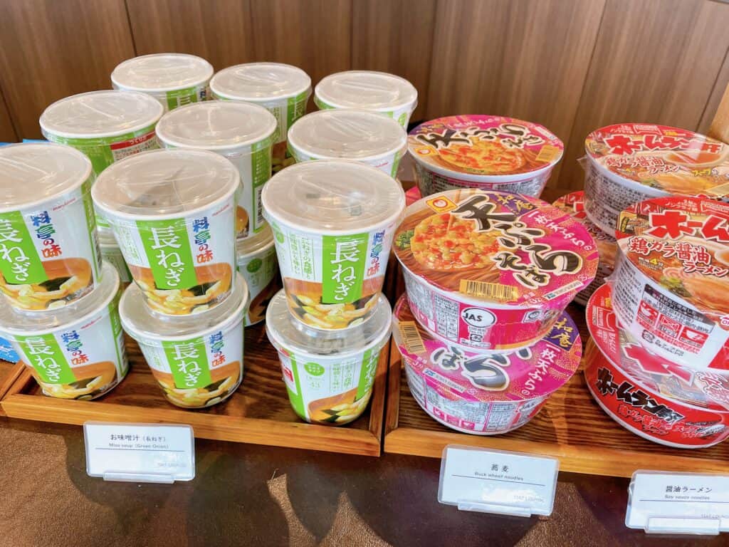 カップ味噌汁とカップラーメン、そば