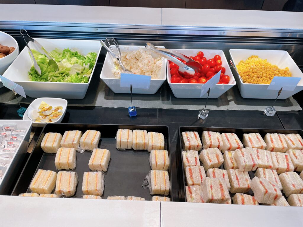 ビュッフェエリアにあるサラダやサンドイッチ