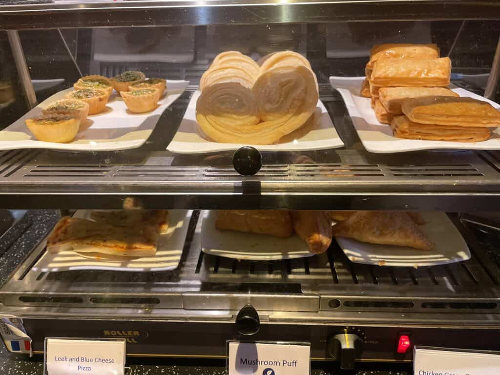 パイ系のデザートやピザコーナー