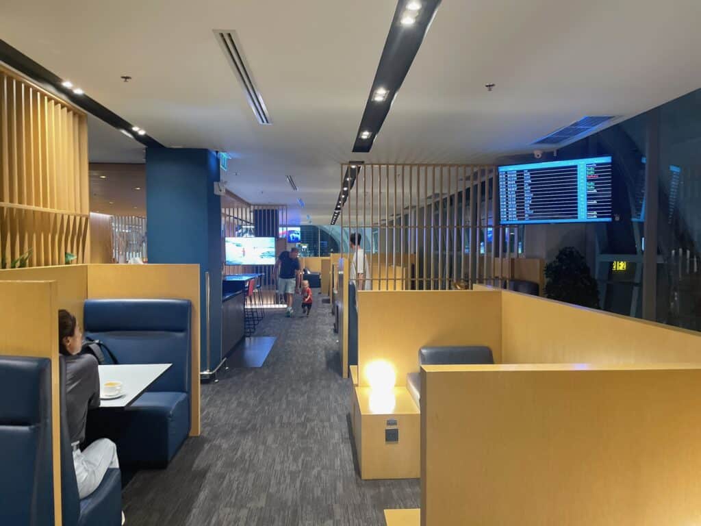 別角度から撮影したエールフランス・KLMスカイラウンジ内