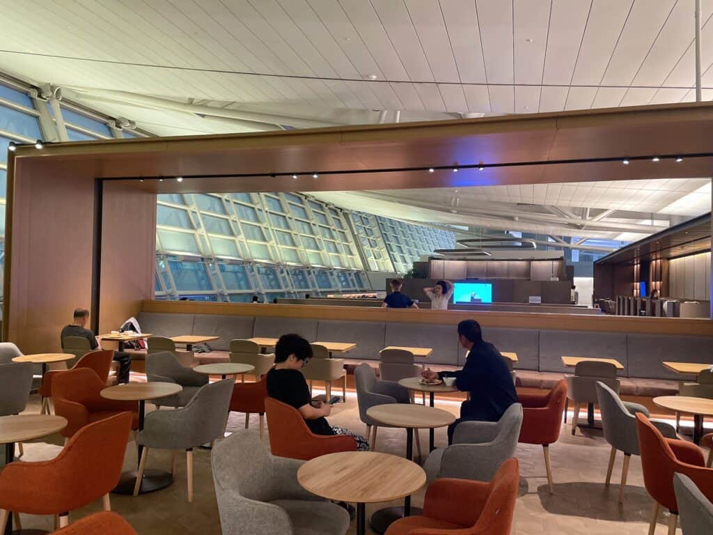 アシアナビジネスクラスラウンジセントラルのダイニングエリア