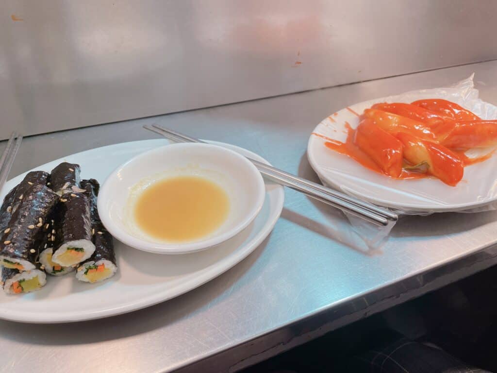 市場で食べたキンパとトッポギ