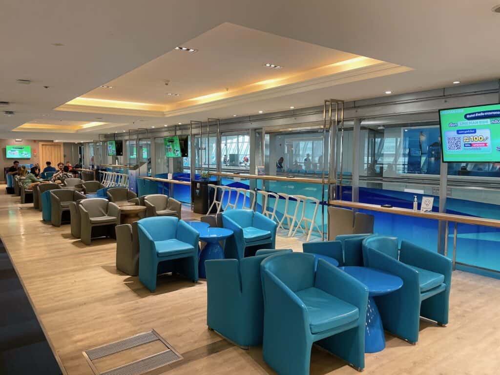 別角度から撮影したバンコクエアウェイズラウンジの様子