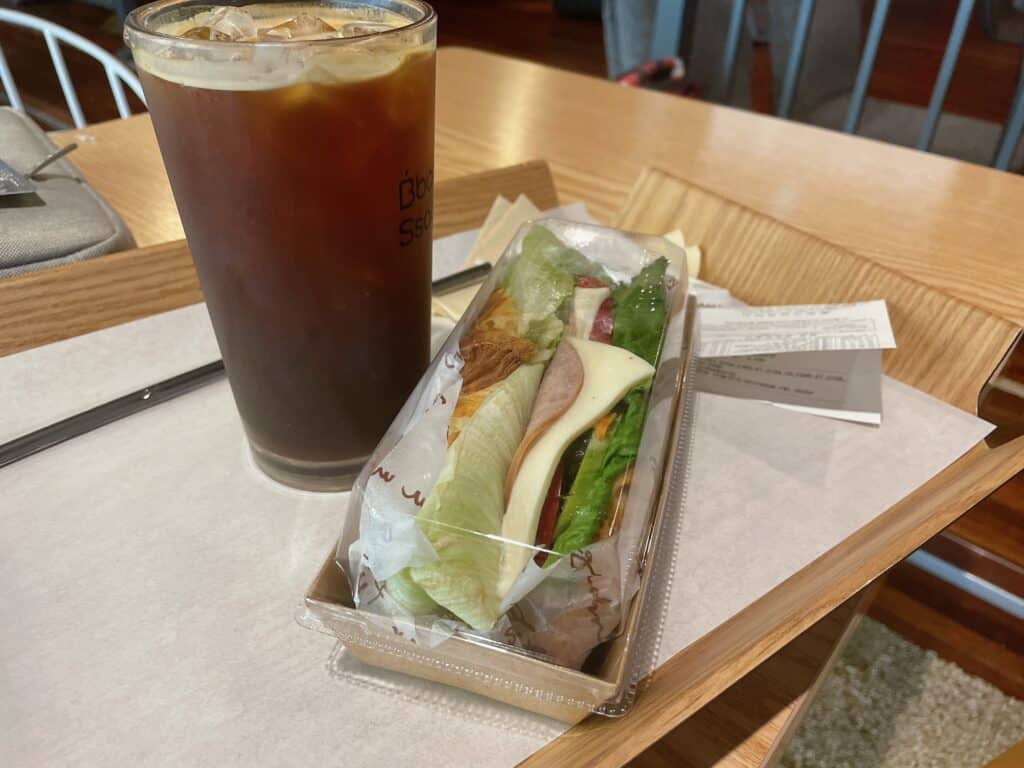 アイスコーヒーとサンドイッチ
