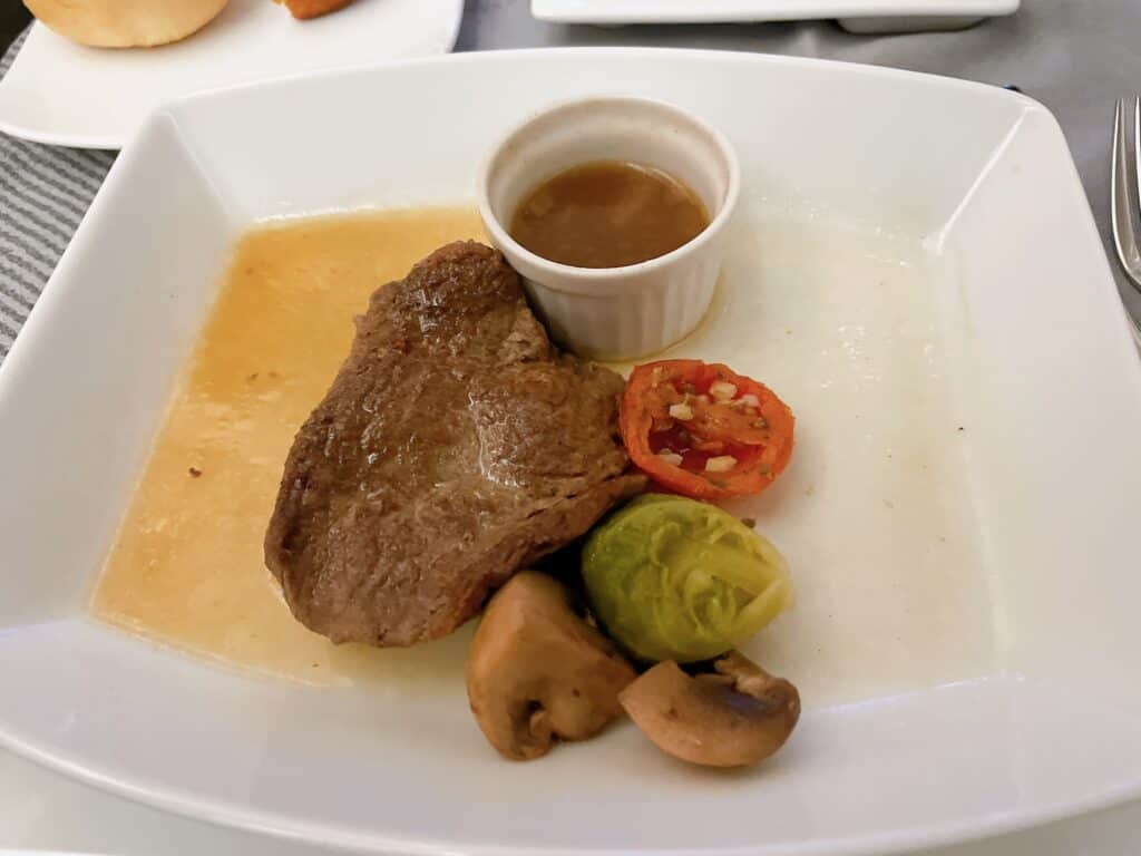 JALビジネスクラス機内食のメイン料理