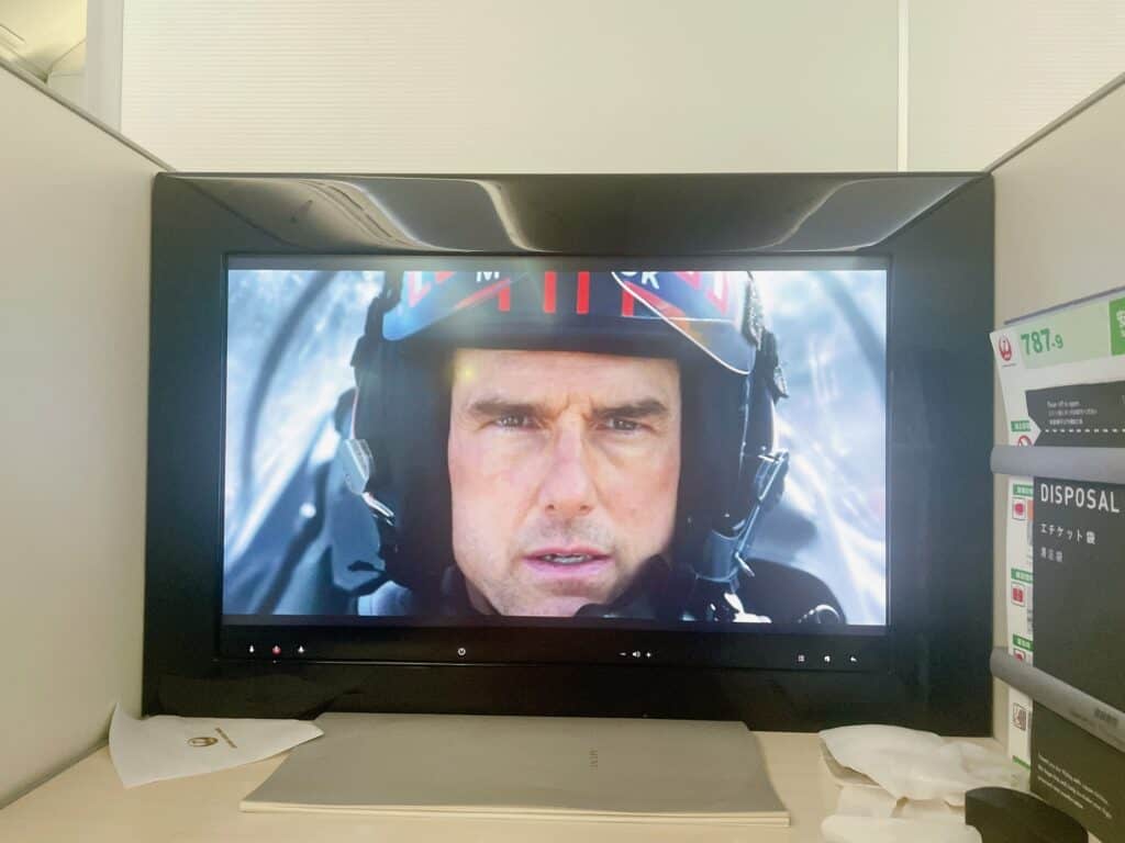 モニター画面で映画を鑑賞