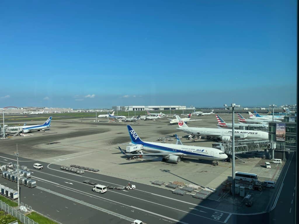 デルタスカイクラブ内から眺められる空港の様子