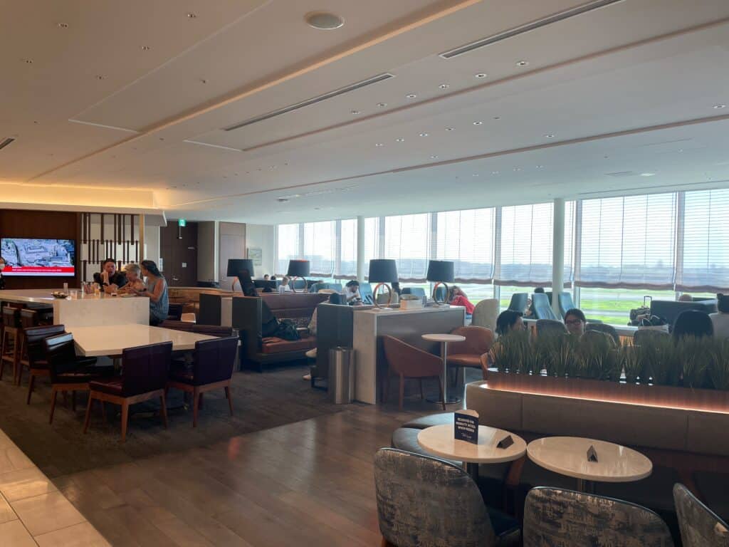 別角度から撮影したラウンジ内の様子