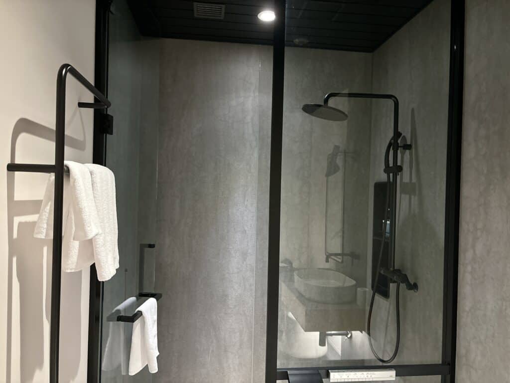 シックなデザインのシャワールームコーナー