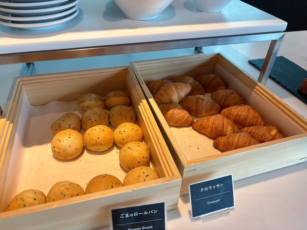 ごまのロールパンとクロワッサン