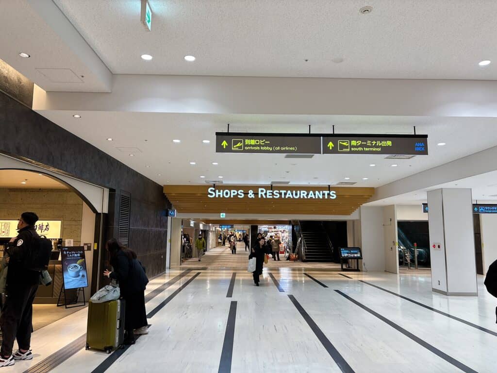 伊丹国際空港のショップ&レストランコーナー