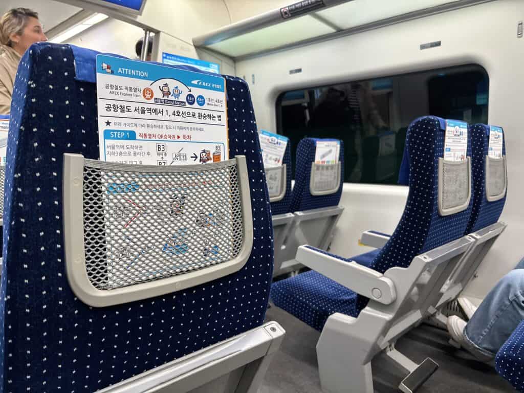 AREXの車内