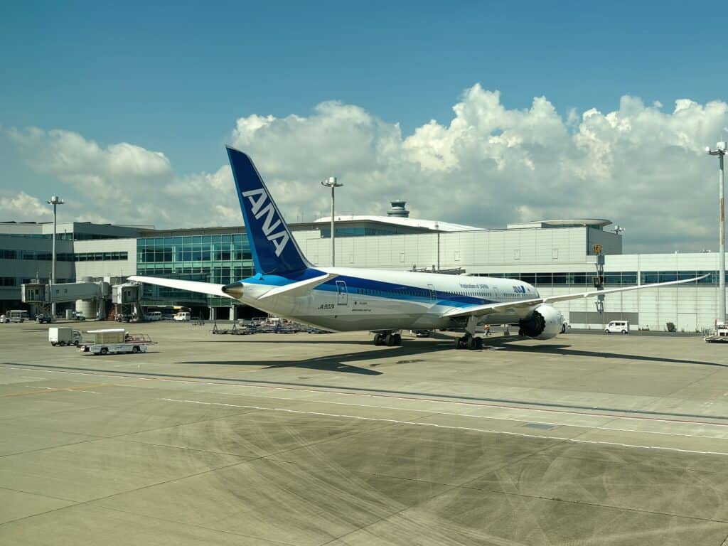 羽田空港に駐機するB777-300ER