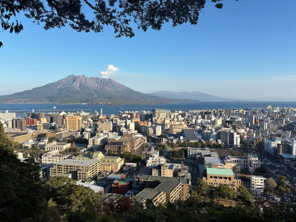 鹿児島市内と桜島