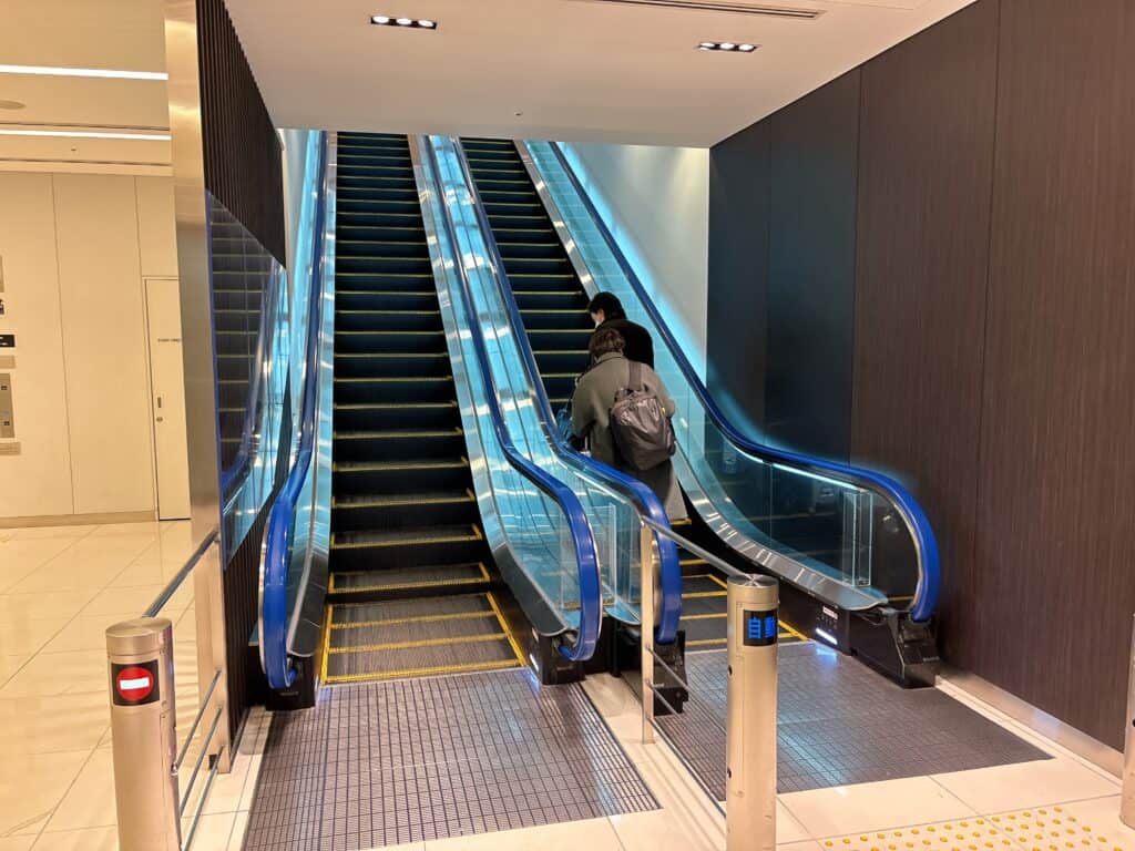 本館北のANAラウンジへ続くエスカレーター