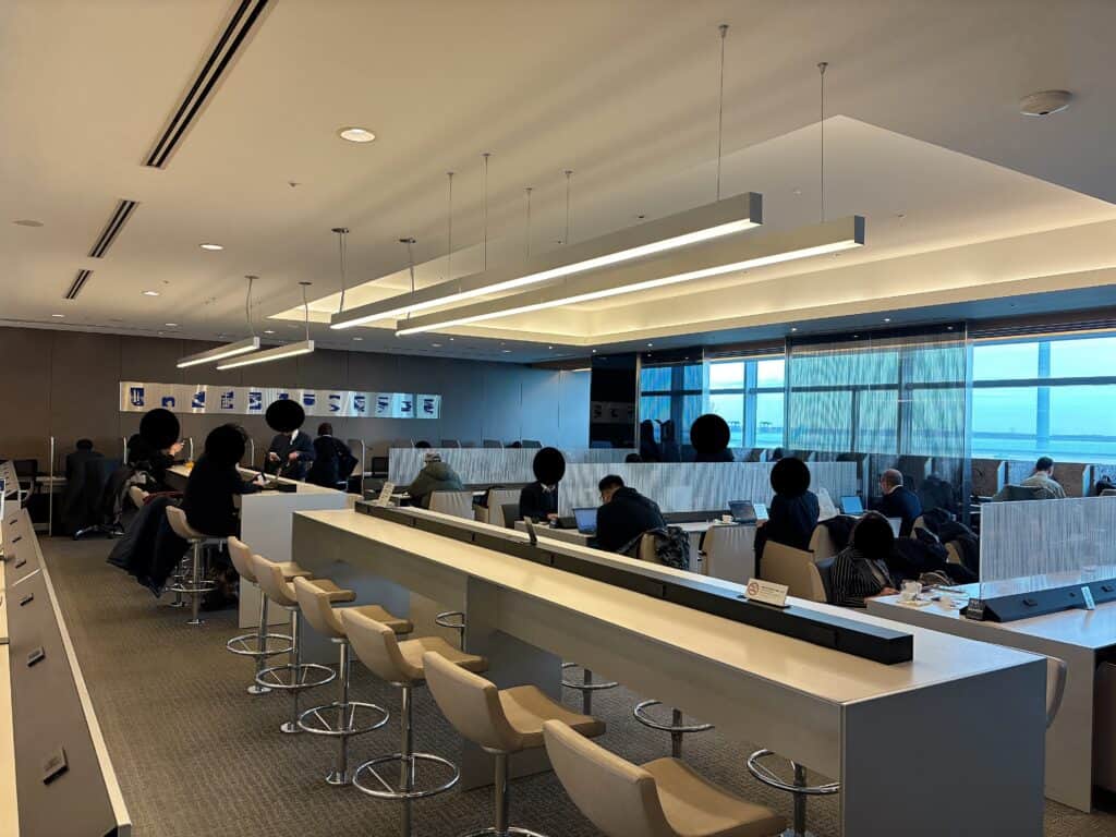 羽田空港国内線ANAラウンジ内の別角度の様子