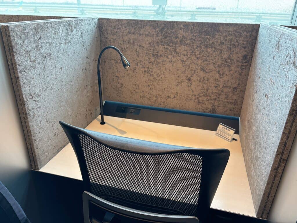 羽田空港国内線ANAラウンジ内のタスクスペース