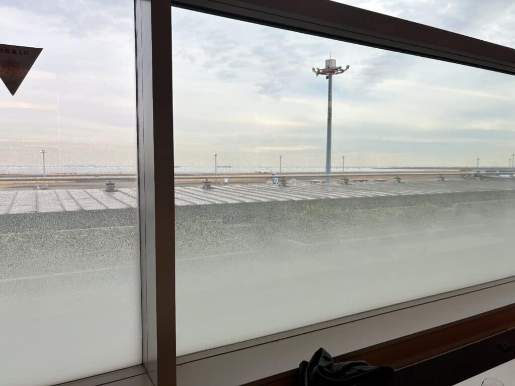 羽田空港国内線ANAラウンジ内窓からの景色