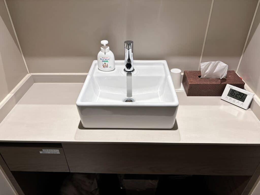 シャワールームのシンク