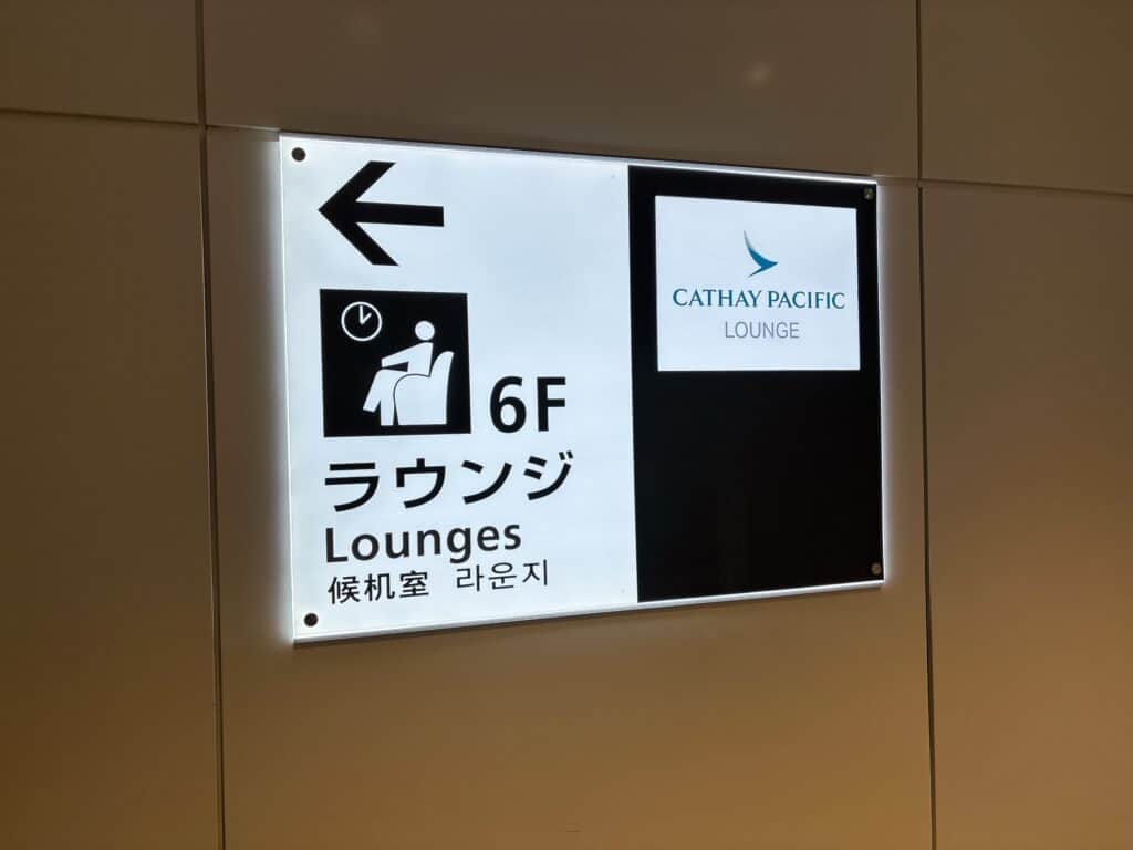 ラウンジの看板