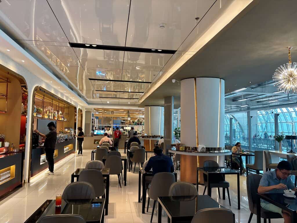 ミラクルファーストクラスラウンジのダイニングエリア