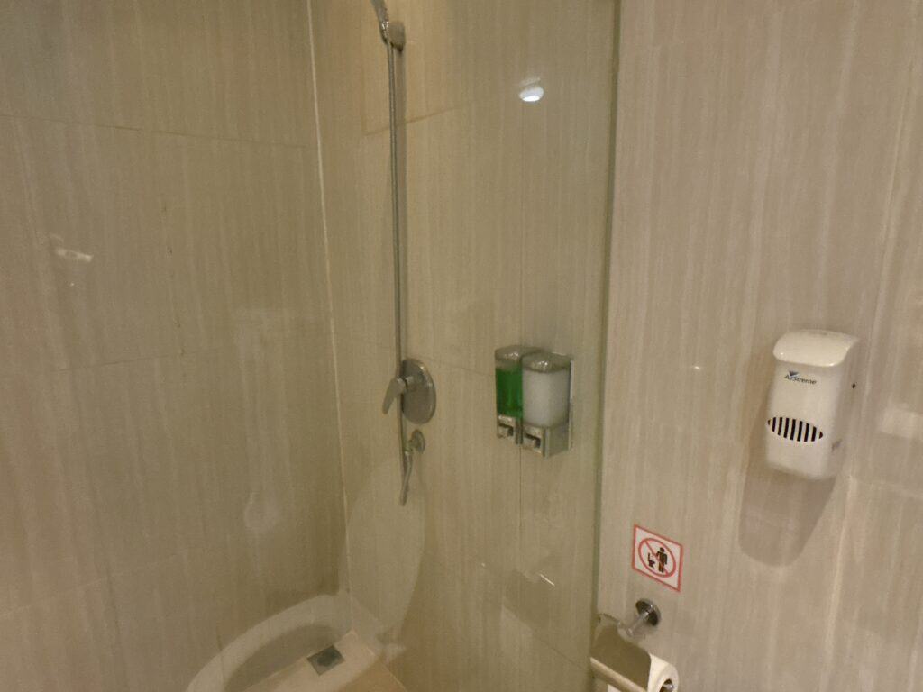 シャワールーム