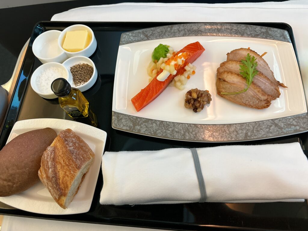 スモークサーモンコンフィのいくらのせと合鴨のロースト