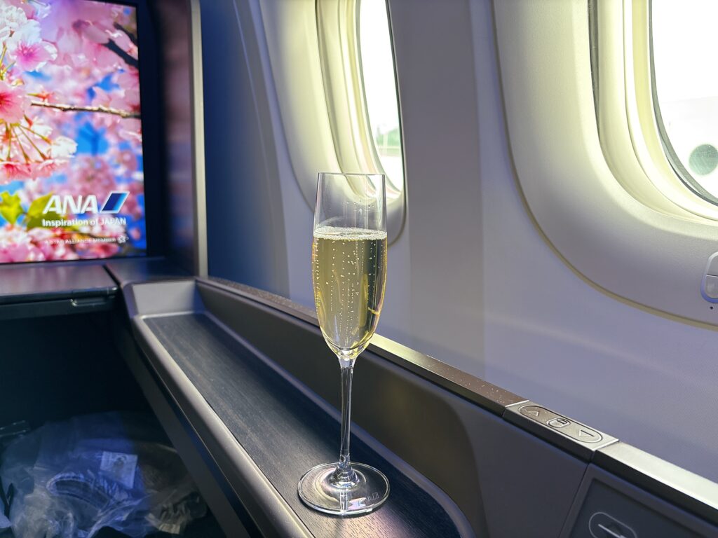 ANA国際線ファーストクラスのウェルカムシャンパン