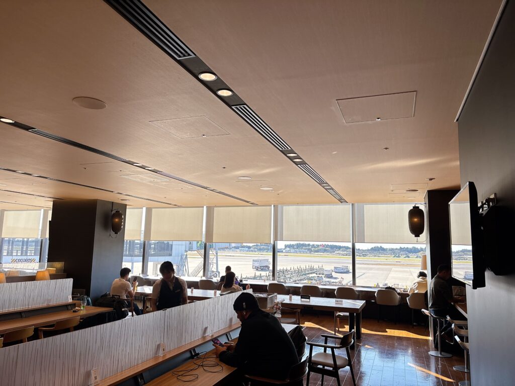 別角度から撮影したIASSSuperiorLounge希和-NOA-の店内の様子